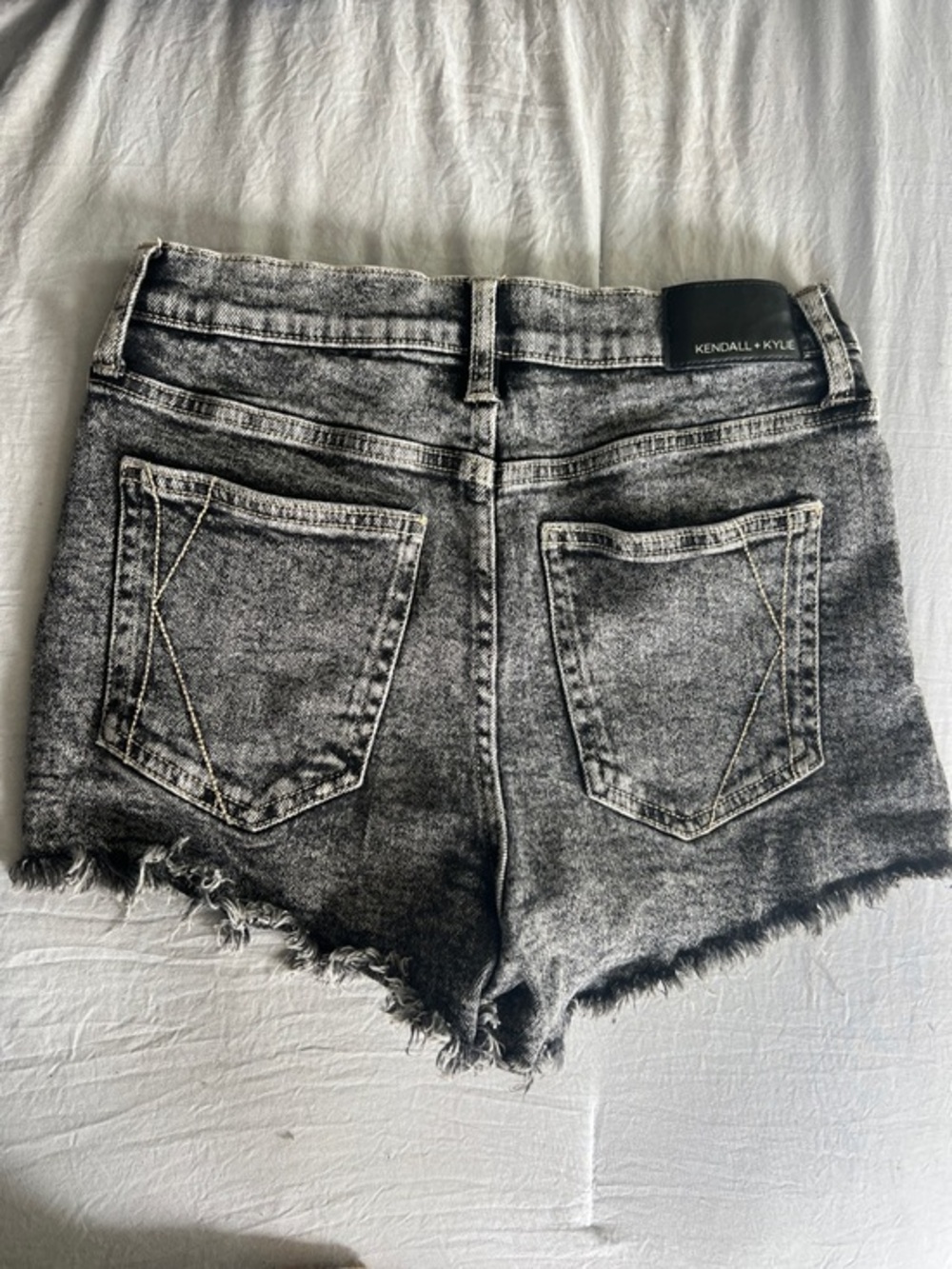 Kendall & Kylie Women’s Black Gray Acid-Wash Denim Shorts drifter high rise